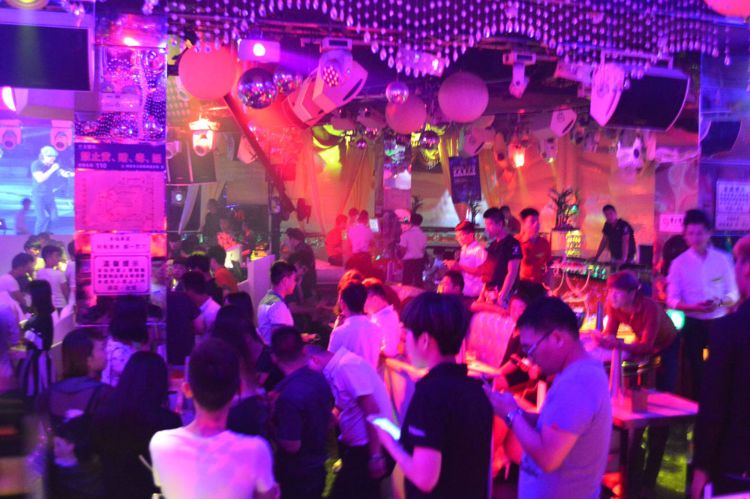 25日晚淮安益都凯迪拉克风范fun享季在菲比酒吧激情上演,活动现场异常